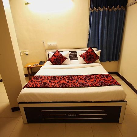 Oyo Hotel Blue Diamond Ahmedabad Buitenkant foto