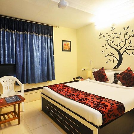 Oyo Hotel Blue Diamond Ahmedabad Buitenkant foto