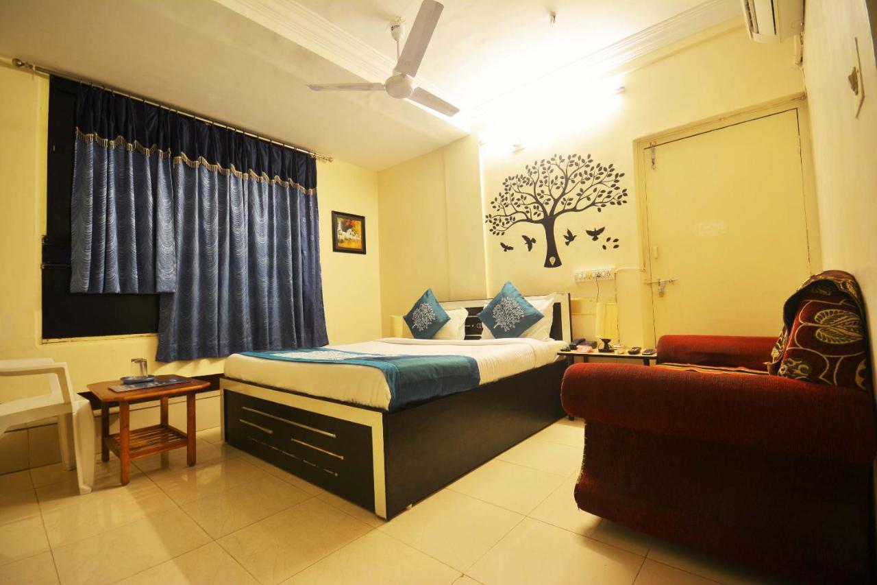 Oyo Hotel Blue Diamond Ahmedabad Buitenkant foto