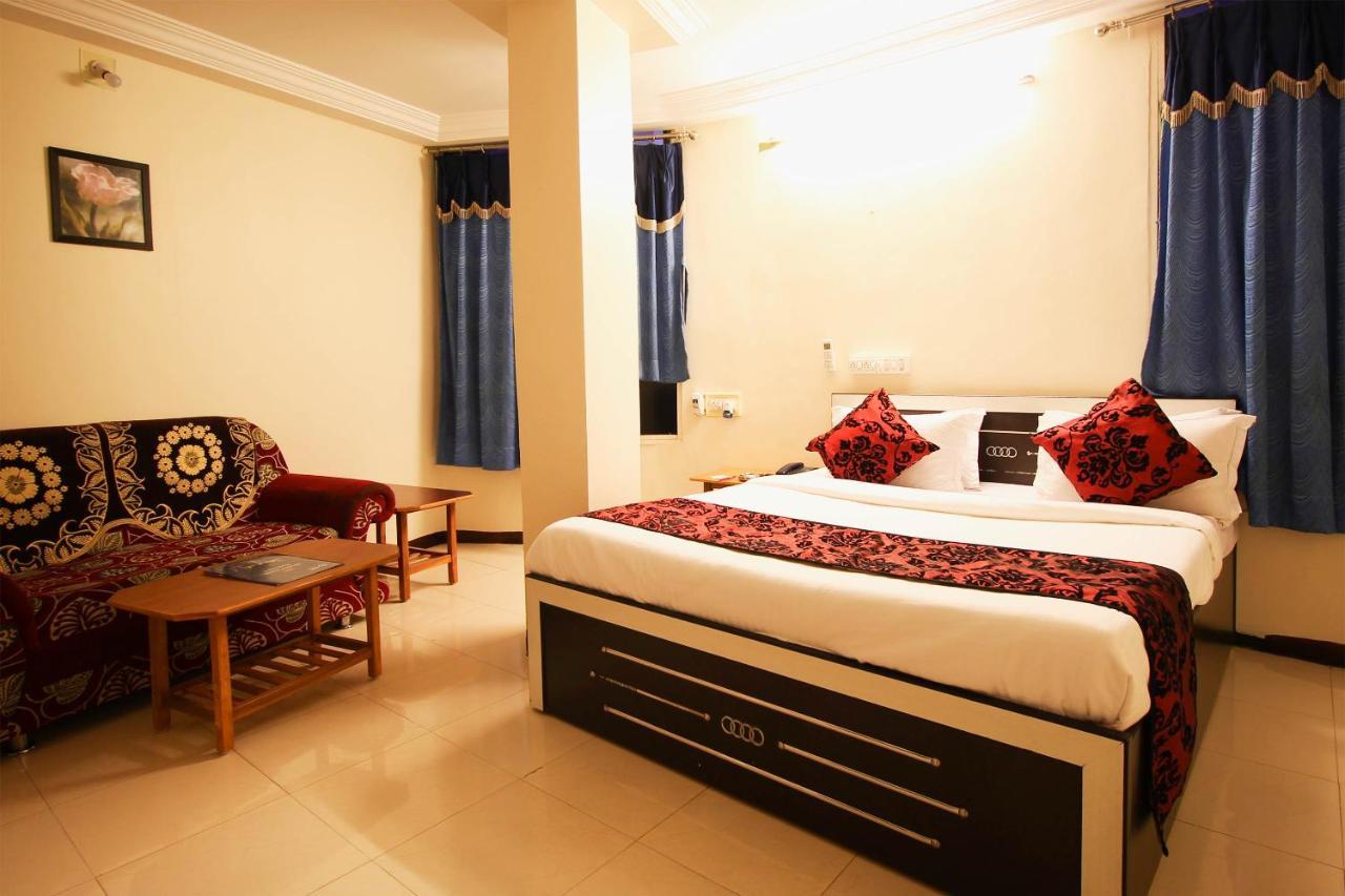 Oyo Hotel Blue Diamond Ahmedabad Buitenkant foto