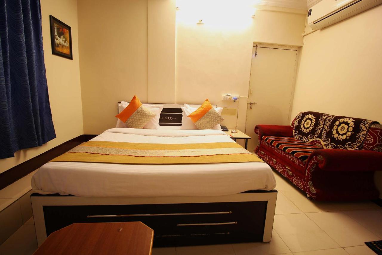 Oyo Hotel Blue Diamond Ahmedabad Buitenkant foto