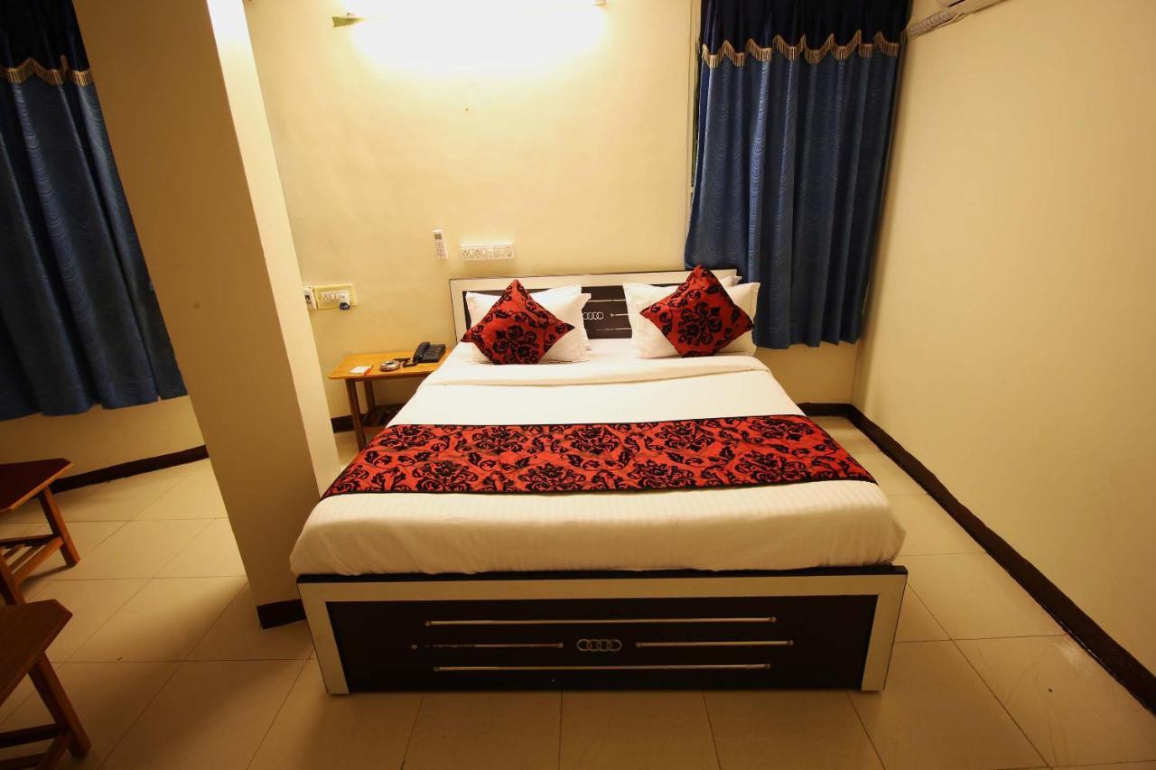 Oyo Hotel Blue Diamond Ahmedabad Buitenkant foto