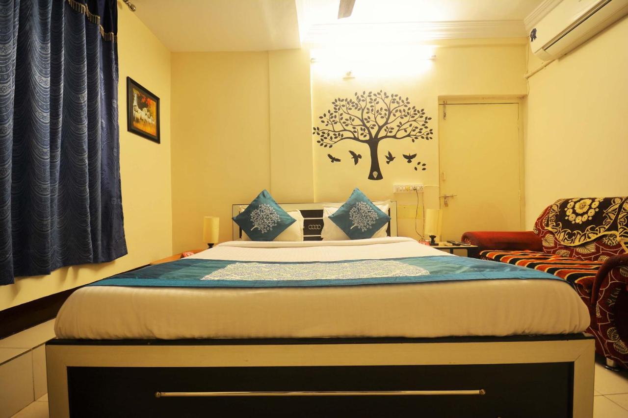 Oyo Hotel Blue Diamond Ahmedabad Buitenkant foto